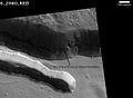 高分辨率成像科学设备显示的埃律西昂堑沟群，点击图片可看到岩层。