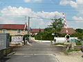 法国瓦兹河畔欧韦的自动化铁路道口，有栏杆、信号灯和警铃