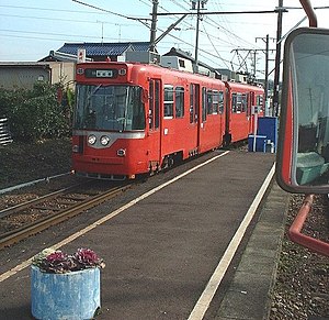 于站内的Mo870形（日语：名鉄モ870形電車）是前往新岐阜（2004年2月）