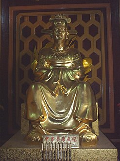 Tượng thờ Trung thư lệnh Trần Văn Kỷ trong Điện Tây Sơn.
