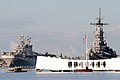 退役后停泊在夏威夷珍珠港内作为浮动博物馆的密苏里号（图右），照片前景中的白色建筑物为亚利桑纳号纪念馆，而左方通过中的是佩莱利乌号两栖攻击舰，舰上官兵列队在甲板四周对密苏里号与亚利桑纳号行登舷礼致敬。