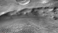 布拉希尔陨击坑内的沙丘，这是由背景相机拍摄的陨石坑特写照片。