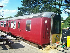 编号为9102的英国铁路2型客车“带小型饮食柜台开放式二等座车/守车合造车”在北安普顿和长镇铁路（英语：Northampton & Lamport Railway），车厢一端已改装为驾驶室（其所在列车的另外一端也有驾驶室）。
