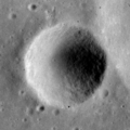 卫星坑"巴塔尼 C"，阿波罗16号拍摄。