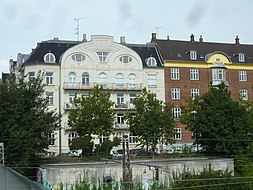 斜堤花园（英语：Glacisgården）（图片中白色建筑）