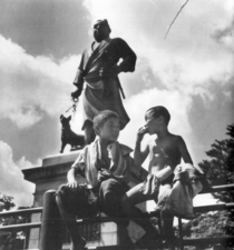 Japanese war-orphaned boys in Ueno park, Tokyō in 1946
