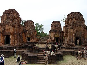 寺庙中心的塔，中央主塔已经损毁