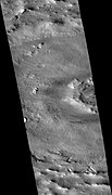 火星勘测轨道飞行器背景相机显示的米兰科维奇撞击坑，中间的黑点是沙丘。