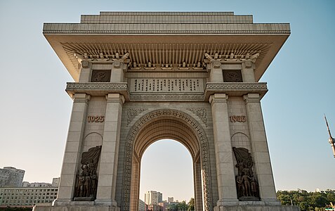 平壤凱旋門，世界第二高的凱旋門，建於1982年，以紀念朝鮮1925年至1945年抗日戰爭以及金日成70大壽。