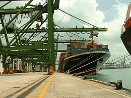 新加坡港船隻裝卸集裝箱