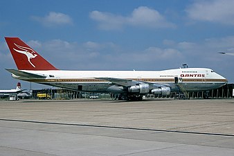 Boeing 747 with "Flying Kangaroo" tail and ochre belt, livery used 1971–1984