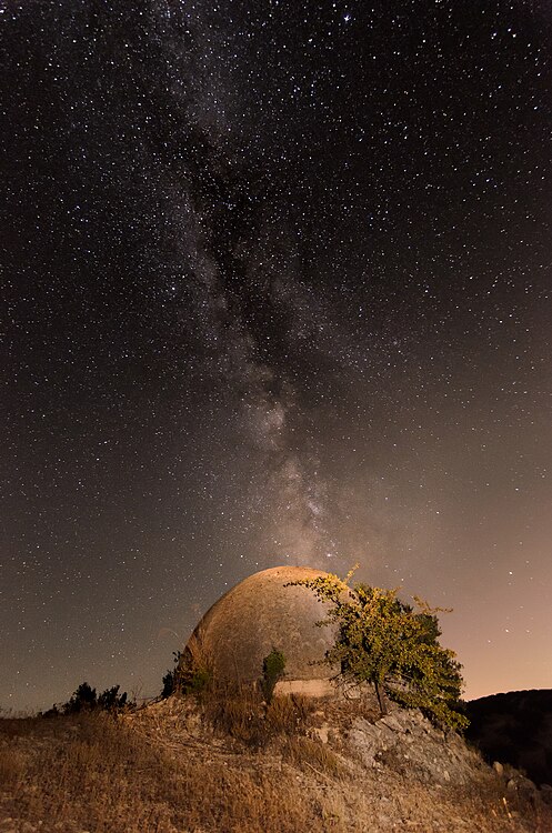 图为其中一地堡之上的银河系景观，摄于西班牙科尔多瓦省拜纳的阿尔本丁。