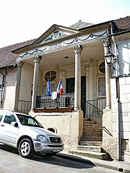 The town hall in Songeons