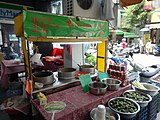 华新街贩售传统缅式食品的摊商