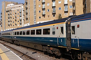 使用英国铁路蓝灰相间涂装的“英国铁路3B型客车”开放式一等座车，编号：11083。2009年3月拍摄于马里波恩站。