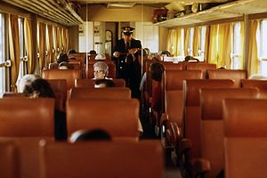 “RTG型美铁燃气轮机动车组”内部。1974年6月拍摄。照片中的列车员正在检票。