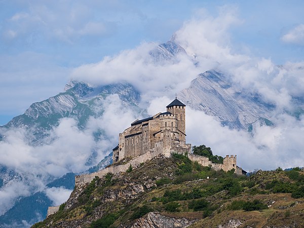图为背靠上克里山的城堡瓦莱里圣母圣殿，位于瑞士瓦莱州。