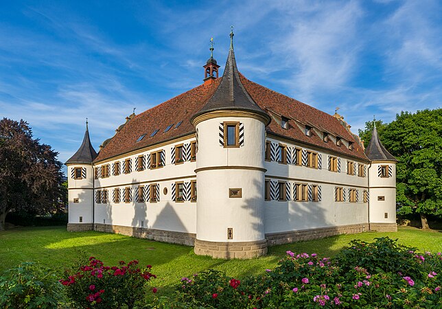 图为建于1572至1578年的条顿骑士团前水上城堡，位于德国海尔布隆的基尔斯豪森区。