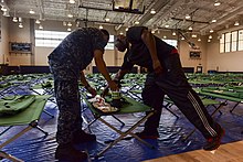 士气、福利和娱乐（英语：Morale, Welfare and Recreation）的员工趁飓风莱恩来临前在珍珠港-希卡姆联合基地检查应急准备包