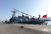 2014年左营军港营区开放活动，东二号码头开放参观的成功型巡防舰子仪（PFG2-1107）左后方。