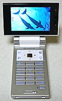 2006年发表的第一代AQUOS携带 Vodafone 905SH（日语：905SH）