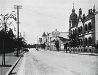 1910年代的路口附近，自右至左為中山路17號、瓦格納時裝店、邁爾商業樓（圖中可見其南牆上的廣告）和水師飯店
