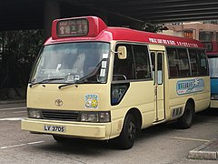 2003年起投入服務的Coaster紅色公共小巴（16座位）
