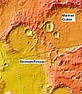 三幅“堑沟和相邻陨坑中的冲沟”系列图像中的火星轨道器激光高度计背景图，显示了水手陨击坑与塞壬堑沟的关系。
