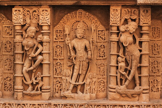 图为罕见的四手婆罗娑罗摩雕像，四手分别持箭、剑、盾和弓，雕像位于王后阶梯井的雕花墙上。阶梯井位于印度古吉拉特邦的帕坦城。10年前的今天，王后阶梯井被列入联合国教科文组织的世界文化遗产名录。