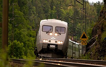 瑞典國家鐵路所屬的SJ2000列車，採用架空電纜供電，運營速度可達200千米/小時。