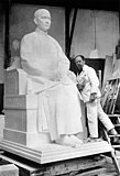 法国雕塑家保罗·兰多斯基与孙的雕像合影