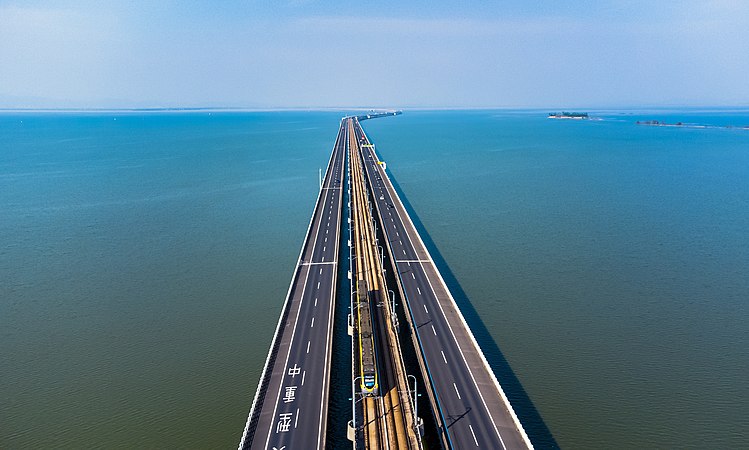 图为南京地铁S9号线石臼湖特大桥段航拍，与宁高公路（235国道）共线。