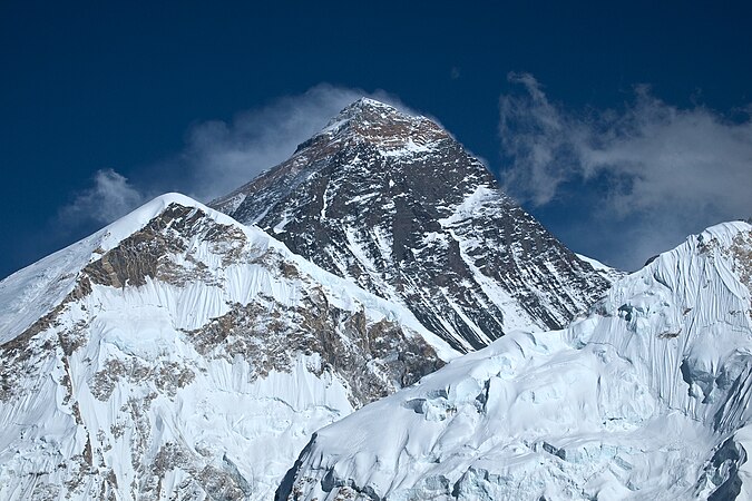 圖為世界第一高峰珠穆朗瑪峰的風景，攝於喜馬拉雅山脈上尼泊爾的普莫里峰南麓。有記錄的珠穆朗瑪峰首次登頂是由丹增諾蓋和艾德蒙·希拉里於1953年的5月29日完成的。
