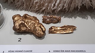 Close-up of Wicklow gold nuggets on display at the National Museum of Ireland – Archaeology, Dublin (Note: the largest nugget is a replica of the 22oz specimen gifted to George III in 1796[51])