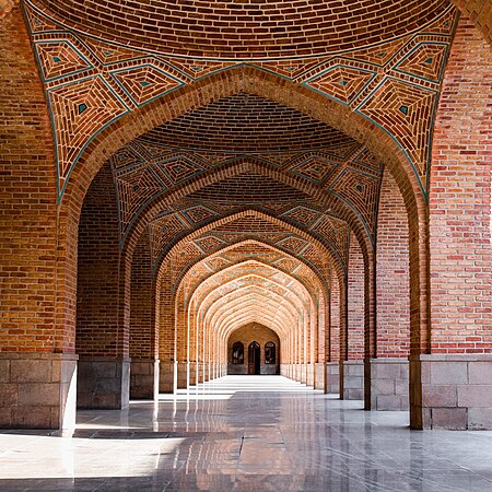 蓝色清真寺（英语：Blue Mosque, Tabriz）是伊朗大不里士一座具历史的清真寺。该清真寺于1465年，在黑羊王朝的统治者贾汗沙（英语：Jahan Shah）之命令下兴建。