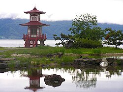 位於北岸的浮見堂公園（2006年6月）