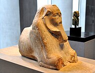 阿蒙涅姆赫特三世的狮身人面像。第12王朝，公元前1800年。现存慕尼黑埃及艺术国家博物馆。