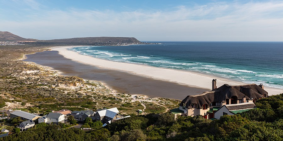图为诺德和克沙滩的景观，摄于南非开普半岛的查普曼峰。