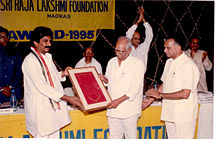 Mayor Sabbam Hari (left) presenting Raja-Lakshmi Award to Mullapudi (centre) in 1995