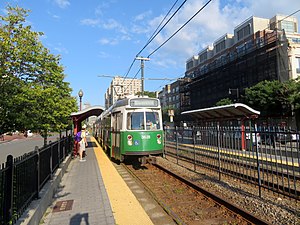轻轨列车停靠在波士顿大学中央站（2019年7月）