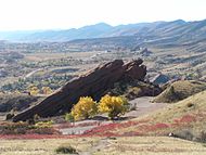 科罗拉多州红岩公园的层状特征，它的起源与火星上的不同，但形状相似，红岩区的特征是由山脉抬升引起的。