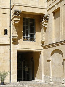 Detail of the north courtyard facade: lion sculptures supporting a small cabinet