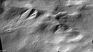 火星勘测轨道飞行器背景相机显示的波特陨击坑内的冲沟，注：这是前一幅照片的放大版。
