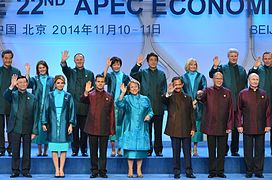 2014年11月10日晚，在水立方出席晚宴的2014年APEC峰会领导人及夫人合影
