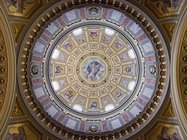 匈牙利布达佩斯圣伊什特万圣殿的圆顶内部。