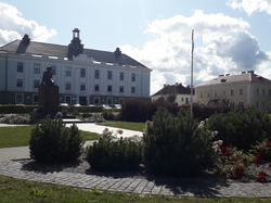 Vastseliina central square with the monument