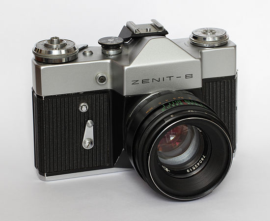 苏联 SLR 相机机身Zenit-B 以及苏联牌子 Helios-44-2 镜头。