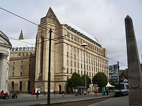 于1938年竣工的曼彻斯特市政厅扩建，其周边是曼彻斯特中央图书馆。这栋楼的建成比曼彻斯特市政厅本体晚大概61年
