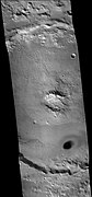 火星勘测轨道飞行器背景相机拍摄的费先科夫陨击坑，中间可看到中央峰，黑色暗斑是玄武岩砂。