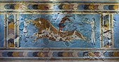 这幅壁画命名为跃牛壁画（英语：Bull-Leaping Fresco）（Bull-Leaping Fresco）；公元前1675-1460年；石灰膏；高度：0.8 m，宽度：1 m；出土自克诺索斯（克里特岛）的宫殿；伊拉克利翁考古学博物馆